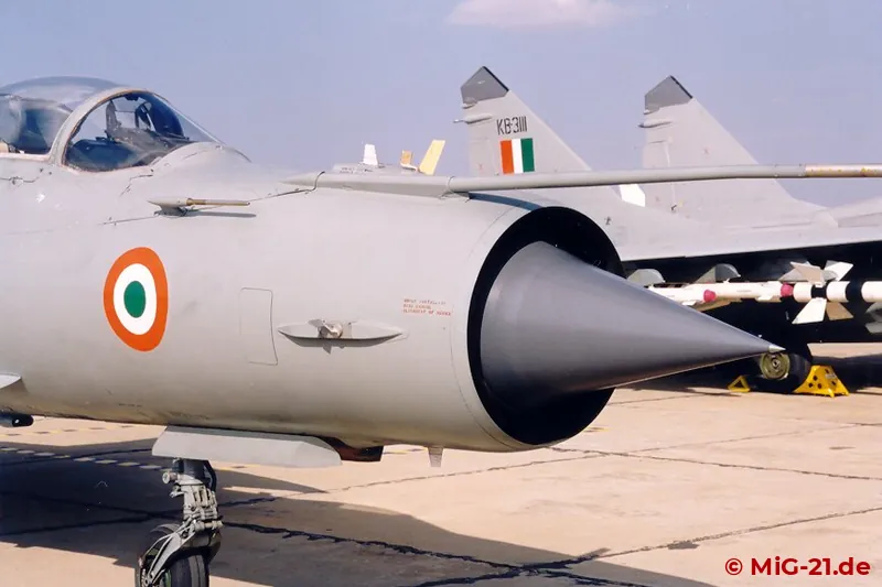 Äußerliche Unterscheidungsmerkmale zur MiG-21bis sind der zusätzliche Anstellwinkelgeber auf der rechten …
