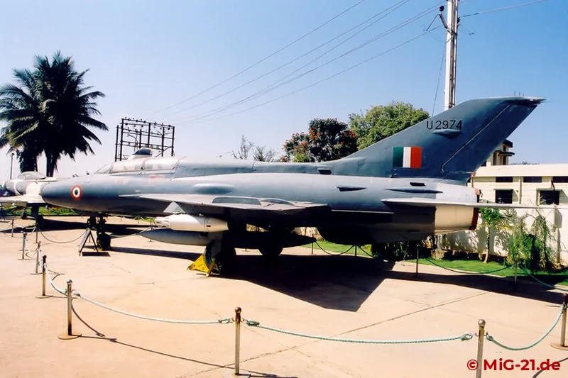 ... war noch Gelegenheit zum Besuch des HAL Heritage Centre & Aerospace Museum, wo diese MiG-21U ausgestellt …
