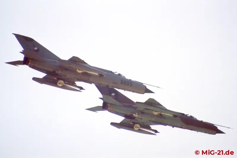 Während es sich bei den im Flug vorgeführten Maschinen um originale MiG-21MF handelte, ...