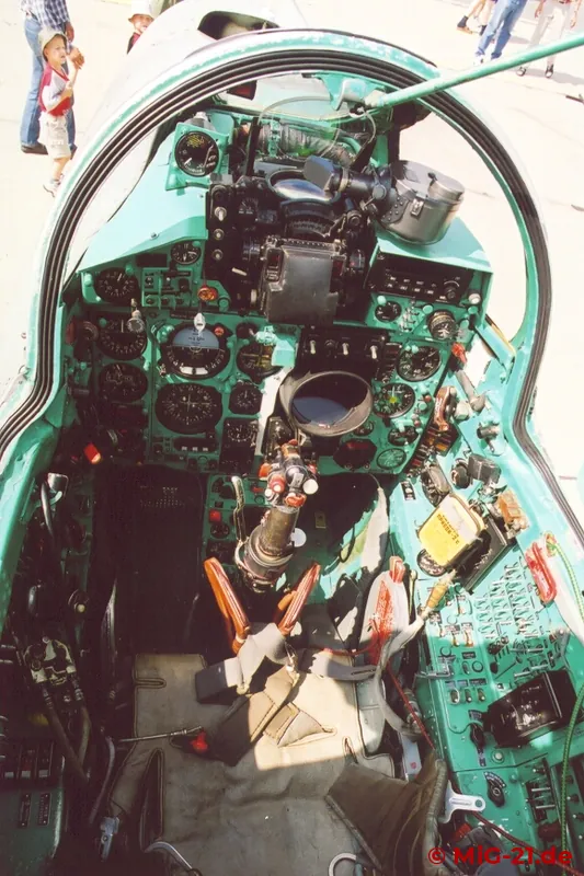... wie im Cockpit der MiG-21MFN.