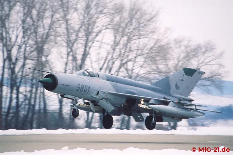 The QRA aircraft carry R-60 missiles on the inner pylons.