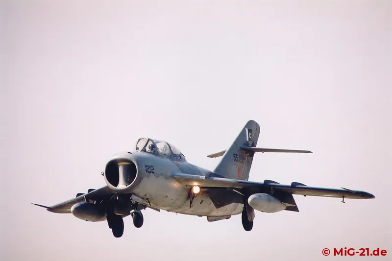 Ebenfalls in Mianwali stationiert sind die FT-5 (MiG-17-Doppelsitzer) der 1 FCU squadron.