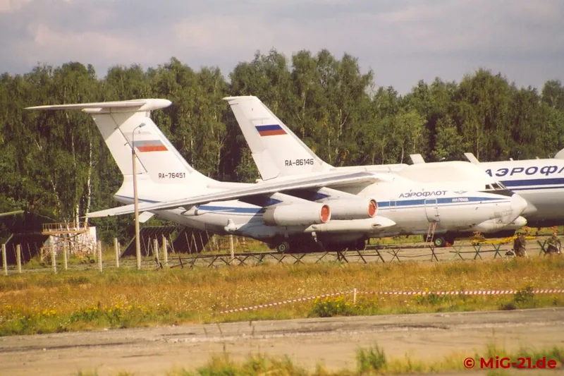 The highlights of the show were parked all around the airfield: flying command and control centers Il-76WKP …