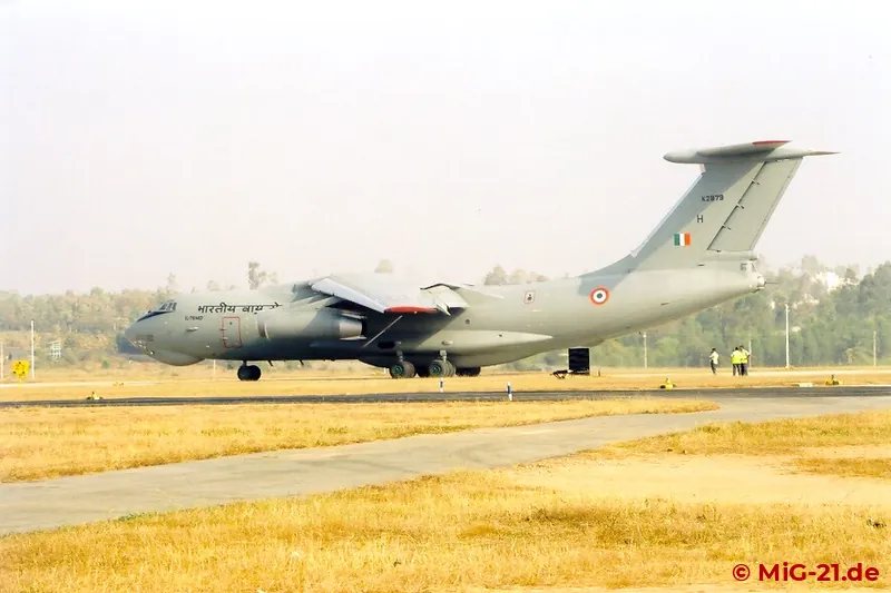 Neben An-32 und Hs.748 waren einige Il-76 ...