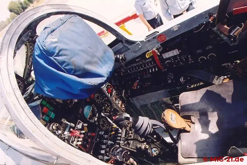 In der Kabine der F-7 finden sich neben klassischen Rundinstrumenten ein Head-Up-Display (abgedeckt) und ein …