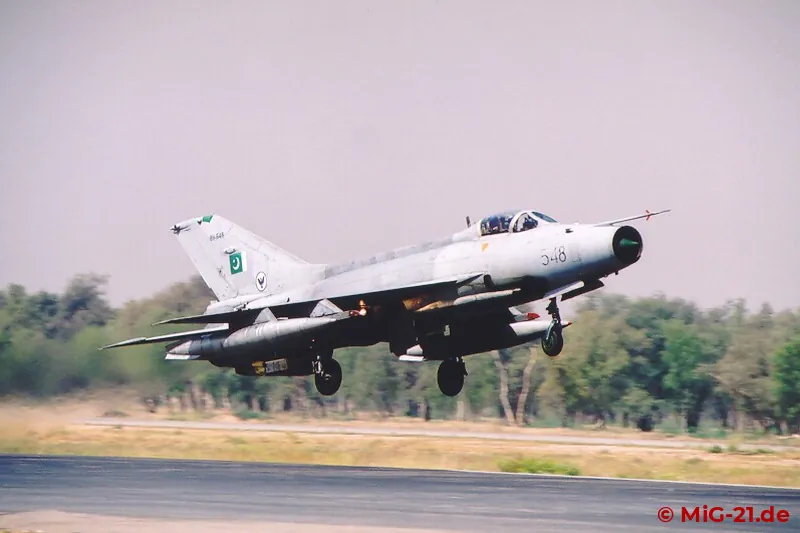 Wegen der hohen Temperaturen in Mianwali findet der Flugdienst zumeist am frühen Morgen und in den …
