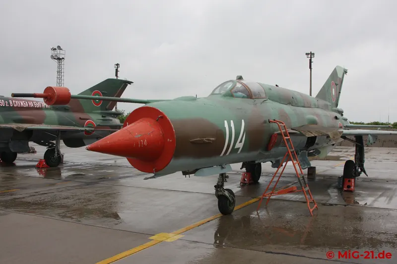 The two MiG-21bis on the flightline, too, ...