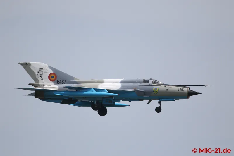 ... 6487, which carries both the badge of Baza 86 Aeriană and that of the MiG-21 squadron.