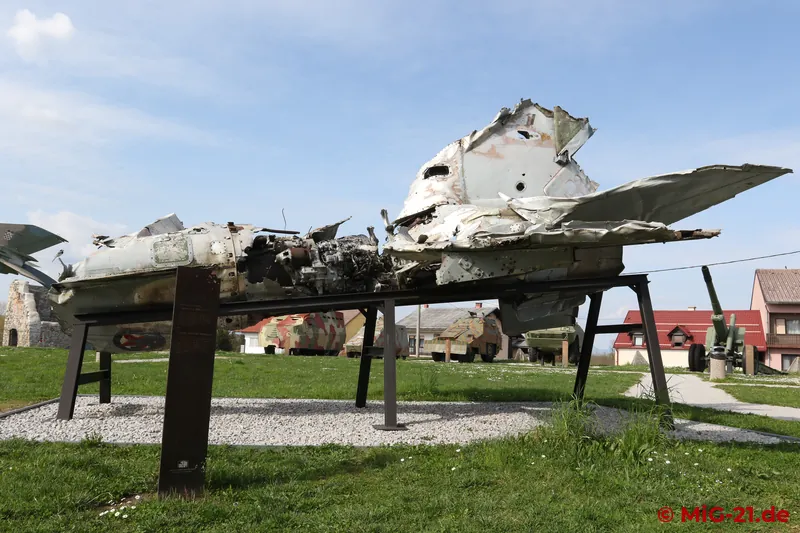According to the inscriptions on the pylons at least, the wreck on display is the aircraft with construction …