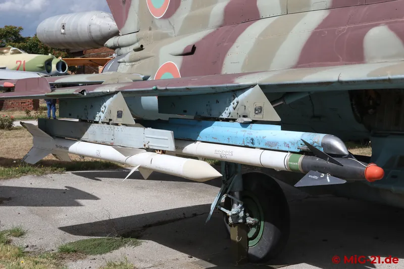 088 is correctly armed with R-13 and R-3R.