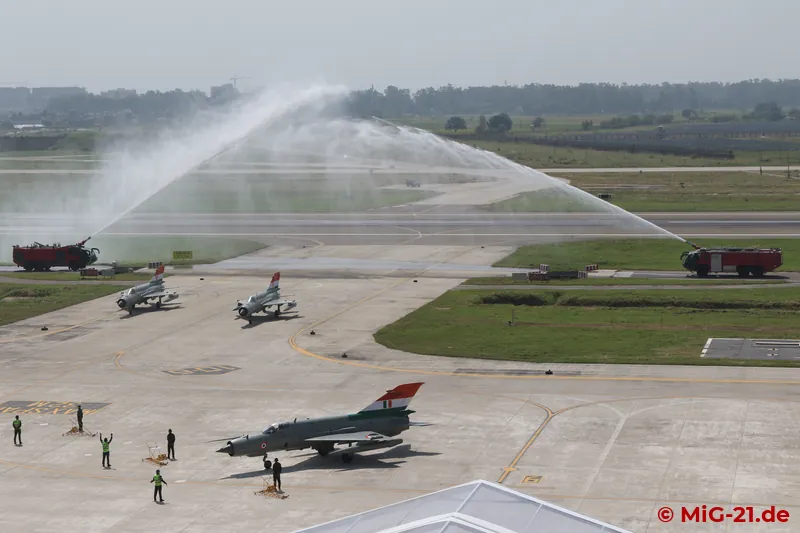 Water salute in farewell: in pairs the MiG-21s taxi to their last parking position.