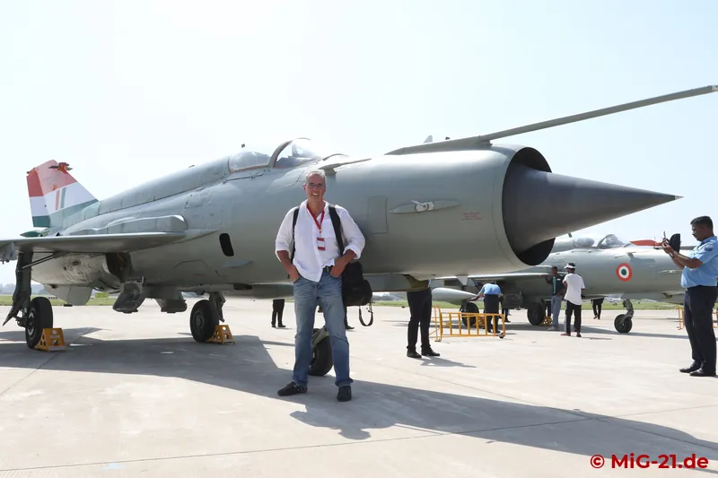 The author , too, did not miss the chance to be photographed once more in front of an Indian MiG-21. The last …