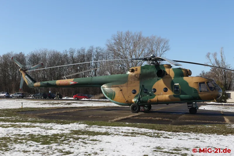 ... and the next morning in Szolnok the winter sun shone on Mi-17 ...