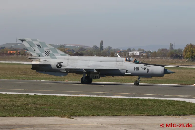 It takes until the early afternoon for another aircraft, 118, to finally appear for the announced test …