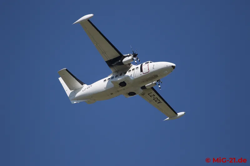 Hoping that the aircraft would land from the same side as last year, the author stays put and thus misses the …