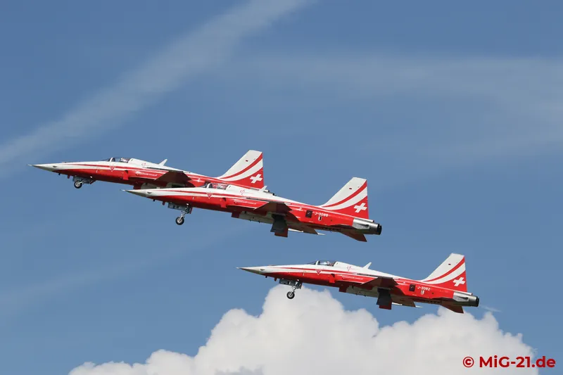 Given the nice contrast of the red and white F-5s of the Patrouille Suisse against the Zeltweg sky, it is all …