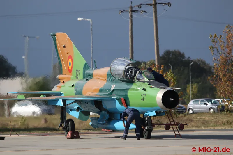 Behind 327 – like the single-seaters with fresh paint and without badges – the clouds of the approaching …