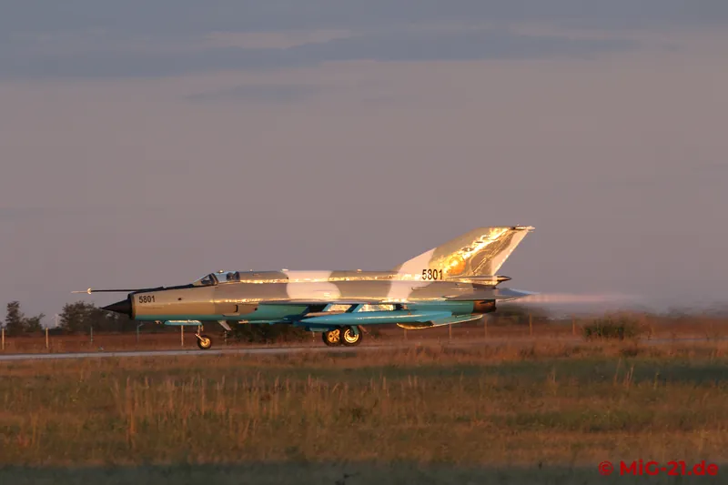 On the second day, too, the take-off for night flying takes place in the last evening light.