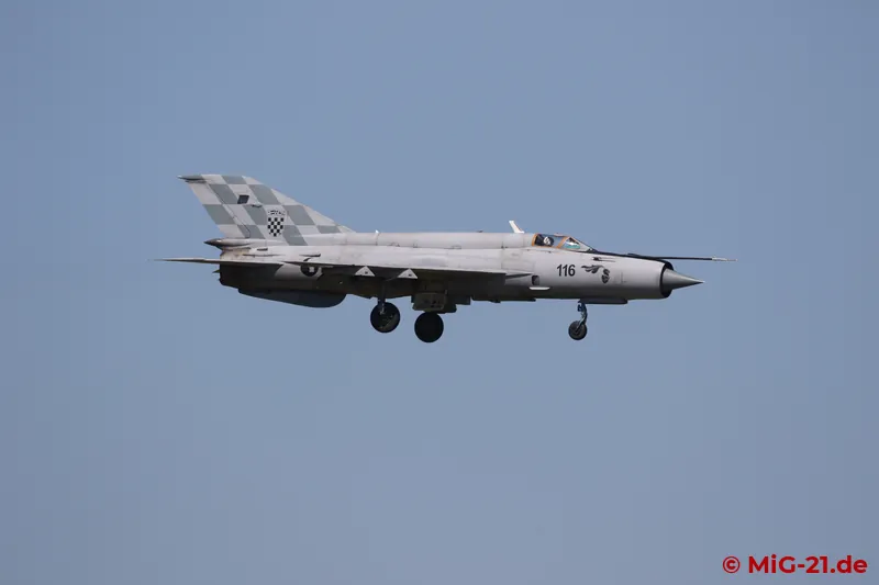 ... then comes straight in to land, ...