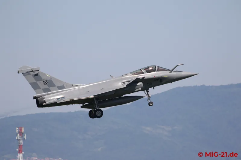 ... the Rafale flies a few more turns before landing too.