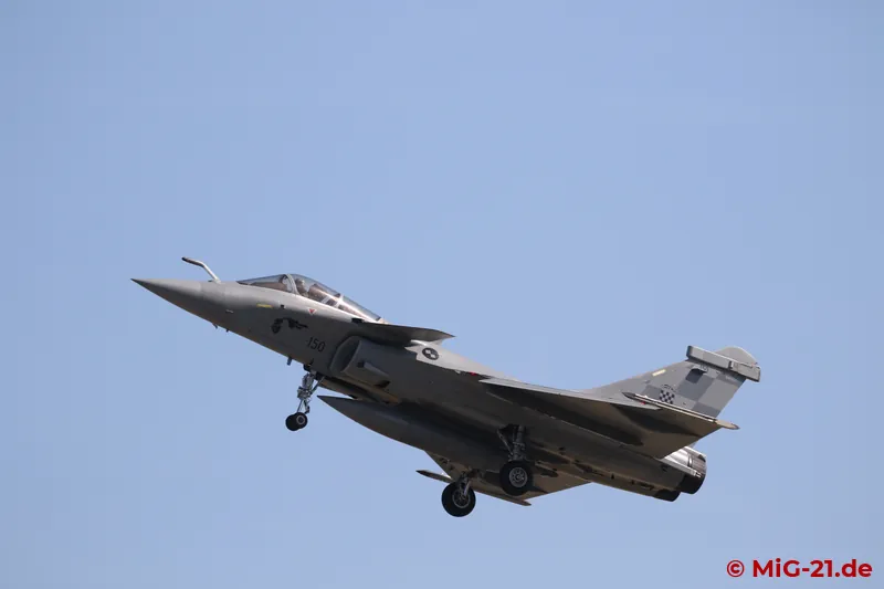 The Rafale takes off first, which still gives the opportunity for a few test shots.