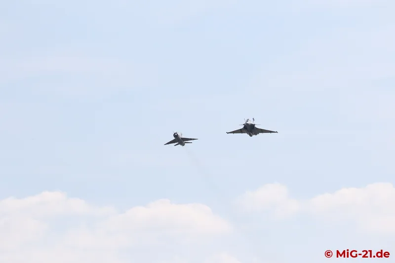 After a good ten minutes, when the fuel supply has already decreased significantly, the MiG and Rafale join …