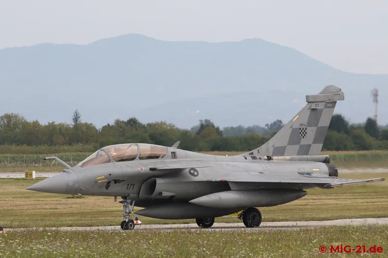 Almost half an hour earlier than during the rehearsal the day before, the first Rafale – a two-seater with …