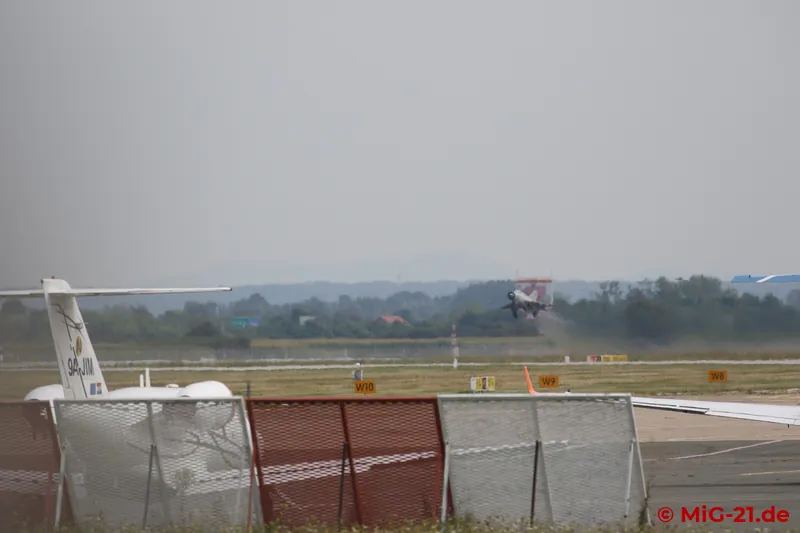 But while the following two Rafales taxi to us on the west side like the aircraft before, the MiG-21 heads …
