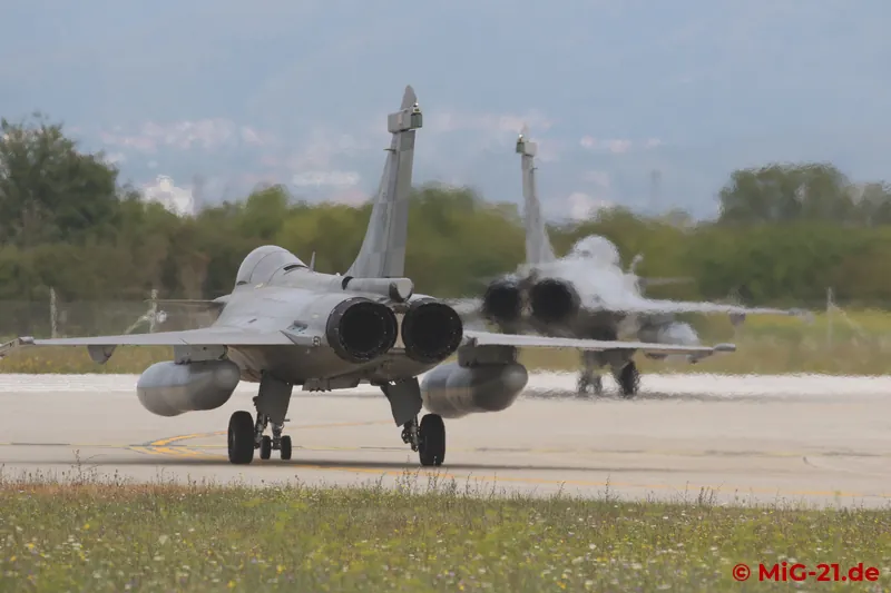 ... the two Rafales that taxied out with it take off ...