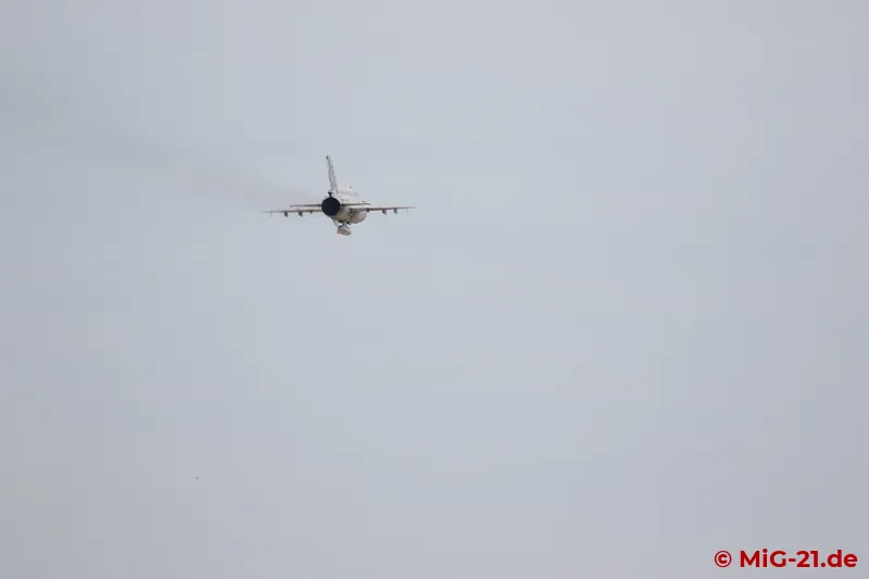 ... until the MiG reappears on the radio. Then an aircraft quickly approaches from the west – a Rafale. And …