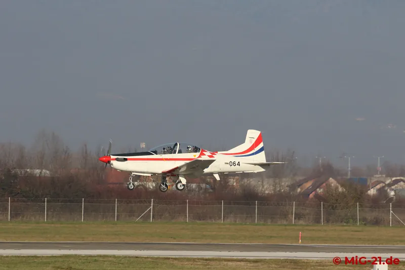 The day at the airfield begins with the arrival of some PC-9s – rather an "annoying by-catch" – but then ...