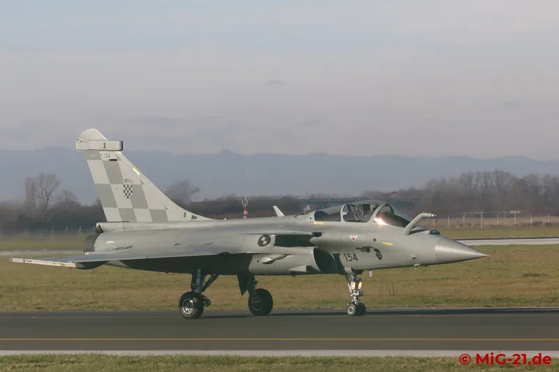... which move one after the other to the taxiway ...