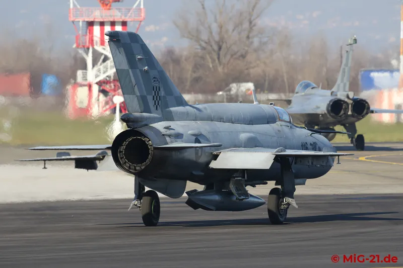 The MiG-21 follows the Rafales to the runway ...