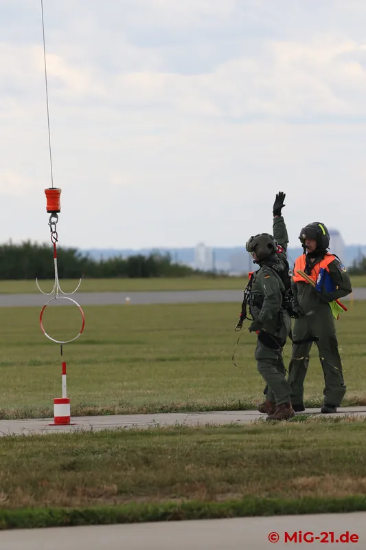 And now up with it! The H145M crew from Niederstetten has successfully hooked the ring.