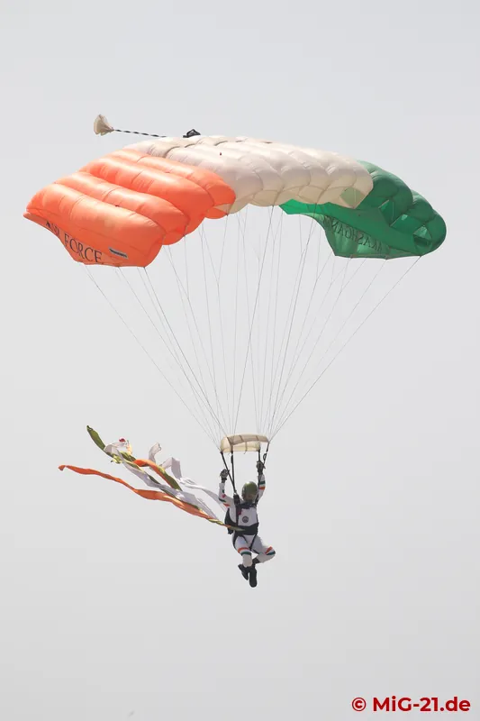 To open the event, the parachutists of the IAF parachute team "Akash Ganga" land in front of the grandstand.