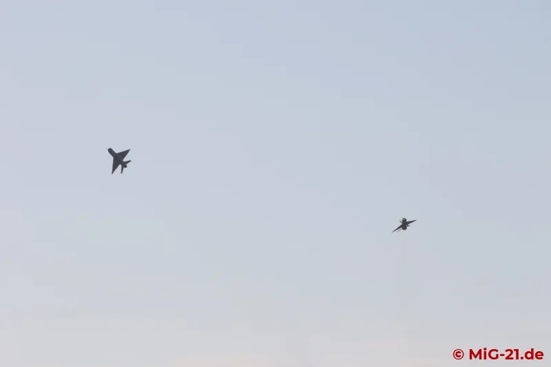 After a split they then approach once more from the west. The aircraft are said to have frightened boarding …