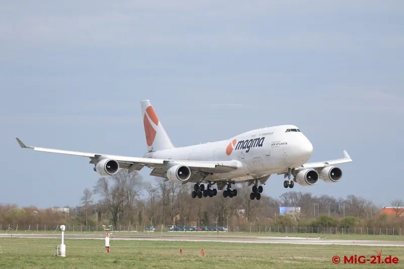 While waiting for the return of the two aircraft, a Boeing 747 actually lands – a sight rarely seen in Zagreb.