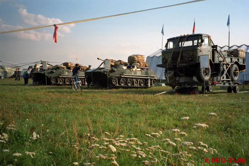 As part of MAKS, paratroopers presented themselves with their equipment on the museum grounds.