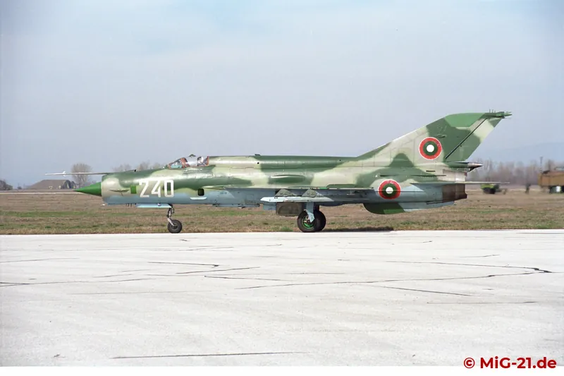 ... the aircraft taxied past the spectators "up close", ...