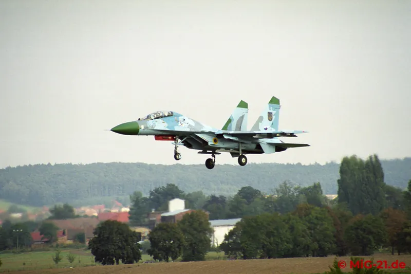 ... a two-seat and a single-seat Su-27 ...
