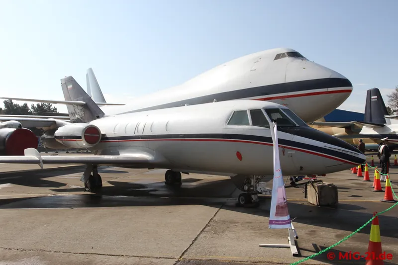 The transport aircraft on display could already be seen from outside the exhibition grounds, including Falcon …
