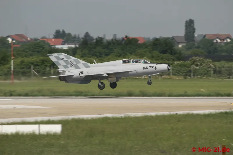 Shortly afterwards, the two-seater returned from its flight.