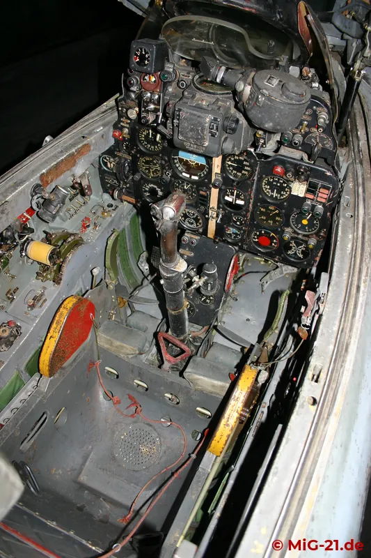 Die Kabinenausrüstung der F-7A ist mit der der MiG-21F-13 nahezu identisch.