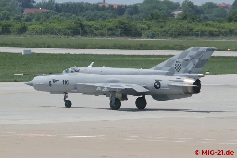 However, the aircraft did not return before the author 's departure ...