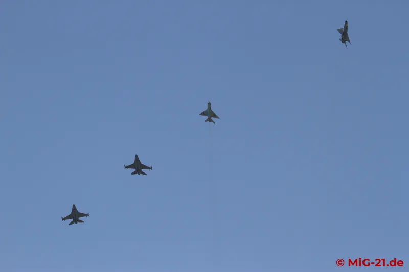... which then formed a formation with the two-seater and two F-16s.