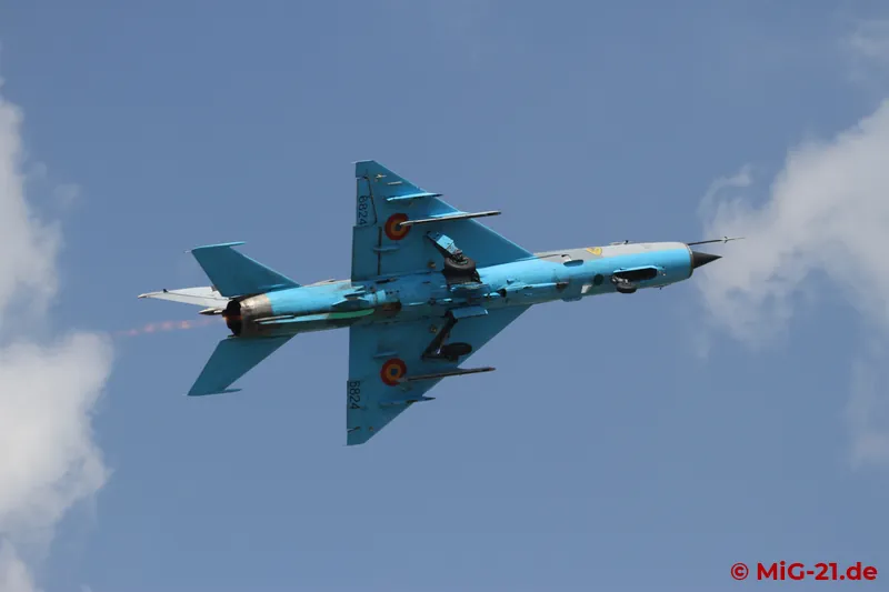 ... with the great-looking manoeuvres with afterburner and landing gear extended.