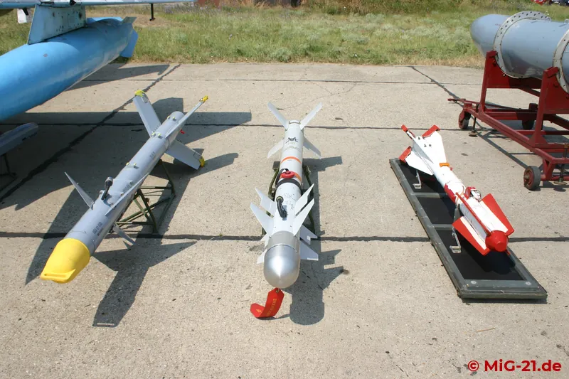 ... die Luft-Luft-Raketen R-73, Magic 2 und Python 3 (im oberen Bild von links nach rechts) im Detail.
