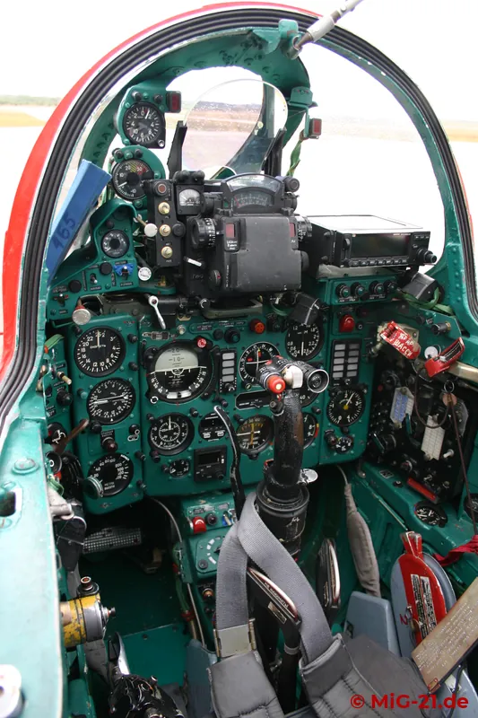 In der Kabine der MiG-21UMD sind ebenso neue Navigations- und Kommunikationsgeräte zu sehen, ...