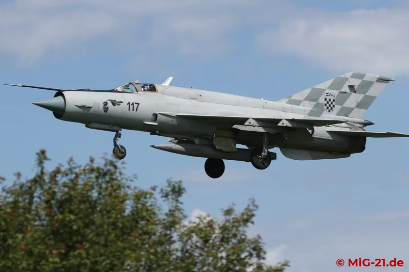The following single-seater approached so low ...