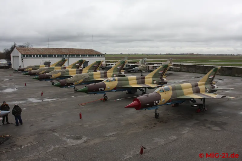 The half dozen Yemeni MiG-21s in the yard have in part been standing there for several years ...